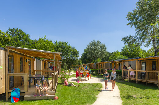 Mobil-homes avec terrasses et aire de jeux au camping CAPFUN Celeste à Breuillet (17).