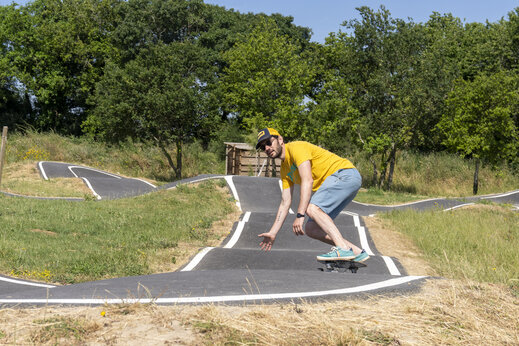 Homme en skateboard sur le pump track du camping CAPFUN Celeste à Breuillet (17).