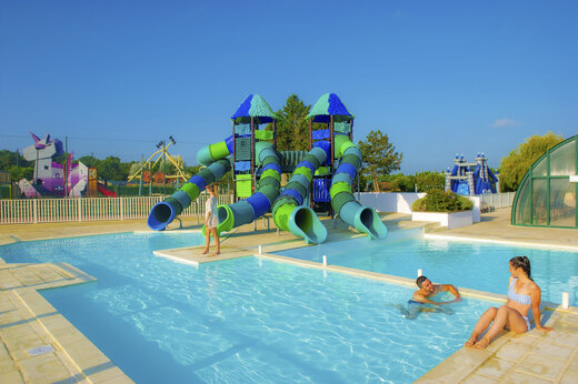 Wasserrutschen und Au�enpool auf dem Campingplatz CAPFUN Celeste in Breuillet (17).