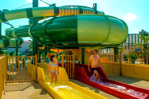 Bunte Wasserrutschen und Personen, die Spa� haben auf dem Campingplatz CAPFUN Celeste in Breuillet (17).
