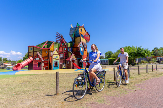 Große bunte Spielstruktur mit Riesenrutsche auf dem Campingplatz CAPFUN Celeste in Breuillet (17).