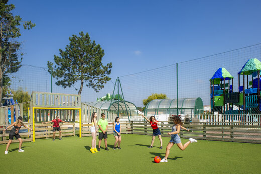 Match de football sur terrain multisport au camping CAPFUN Celeste à Breuillet (17).