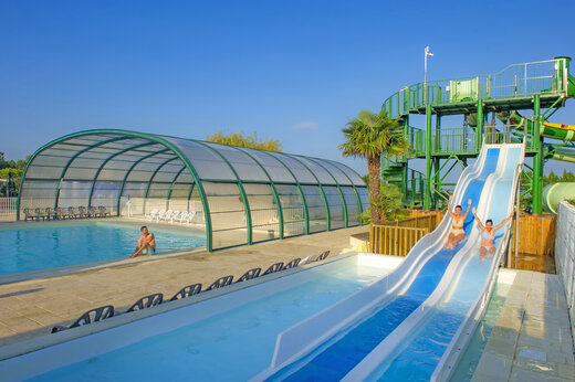 Wasserrutschen und �berdachtes Schwimmbad auf dem Campingplatz CAPFUN Celeste in Breuillet (17).
