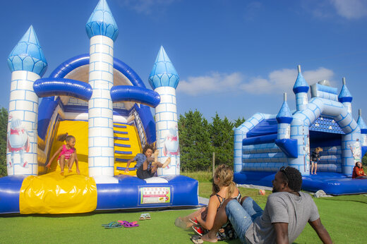 Châteaux gonflables pour enfants et famille au camping CAPFUN Celeste à Breuillet (17).