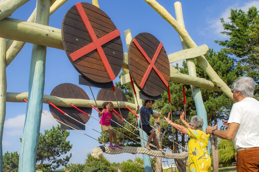 Aire de jeux avec enfants au camping CAPFUN Celeste à Breuillet (17).
