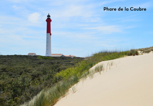 Phare de la Coubre, ikonischer rot-wei�er Leuchtturm nahe Sandd�nen und Vegetation.