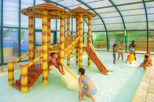 �berdachter Wasserbereich mit Spielen und Rutschen auf dem Campingplatz CAPFUN Celeste in Breuillet (17).