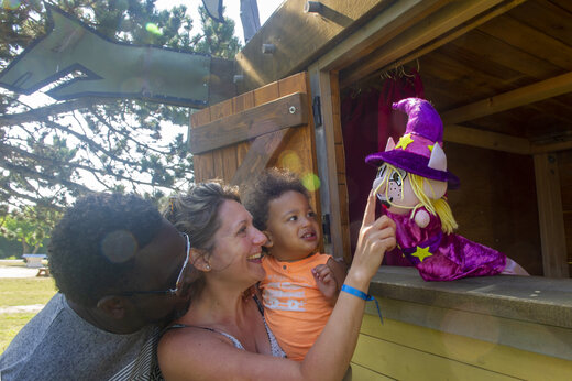 Spectacle de marionnettes pour enfants avec famille au camping CAPFUN Celeste à Breuillet (17).