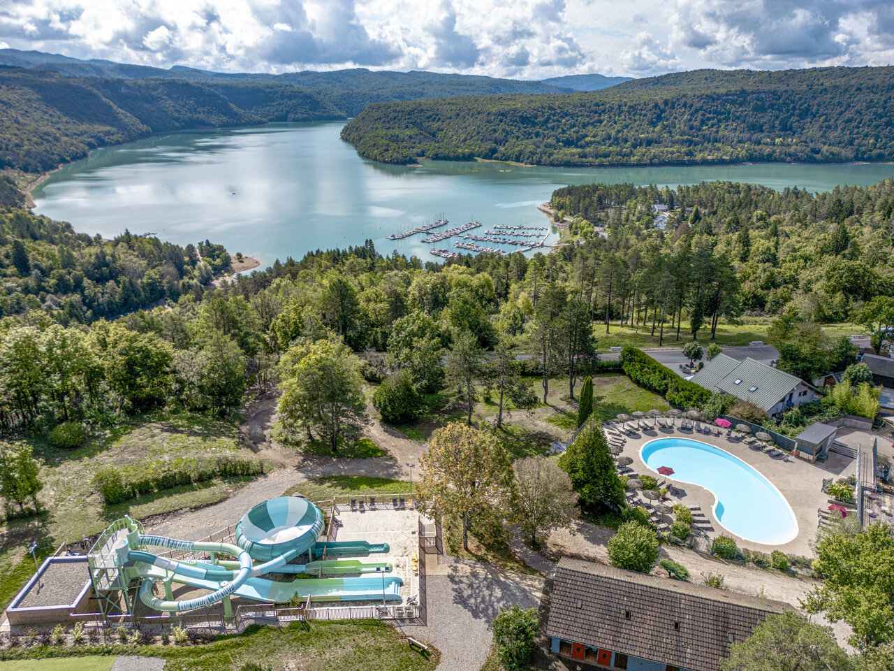 Swimming pool, water slides and lake at CLICOCHIC Trelachaume, Maisod (39).