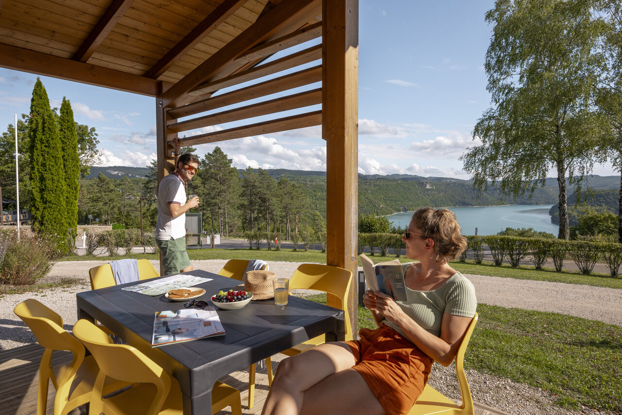 Couple on Mobile-home terrace, lake view, CLICOCHIC Trelachaume campsite (39).