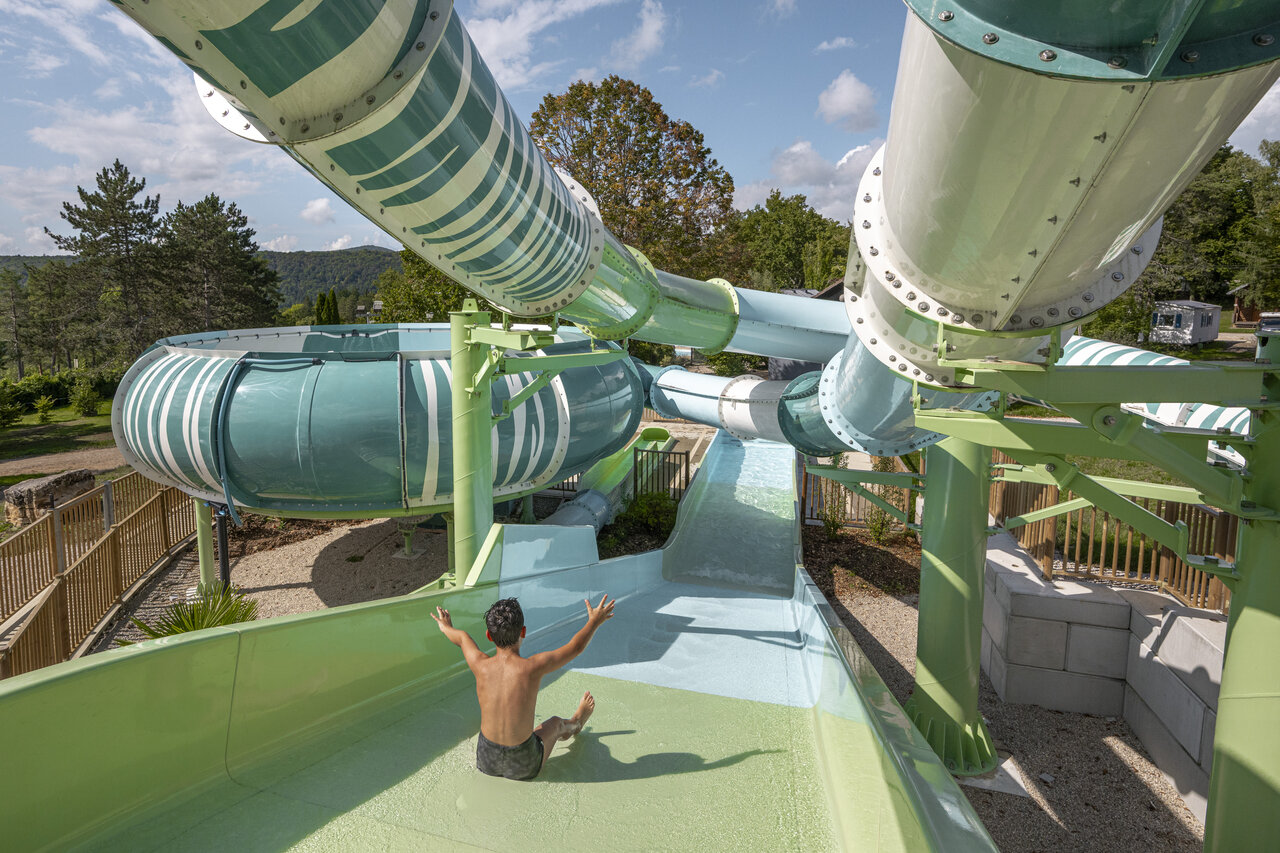 Giant water slide with child at CLICOCHIC Trelachaume campsite in Maisod (39).