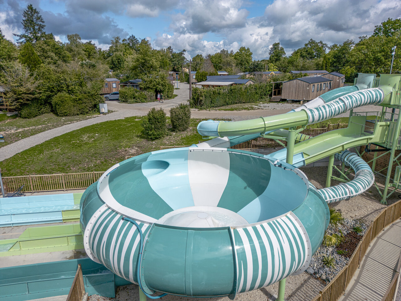 Large water slide with bowl and Mobile homes at CLICOCHIC Trelachaume campsite in Maisod (39).