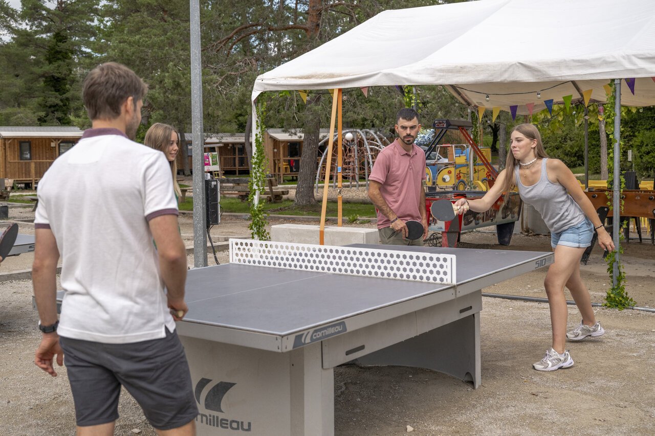 Outdoor table tennis game at CLICOCHIC Trelachaume campsite in Maisod (39).