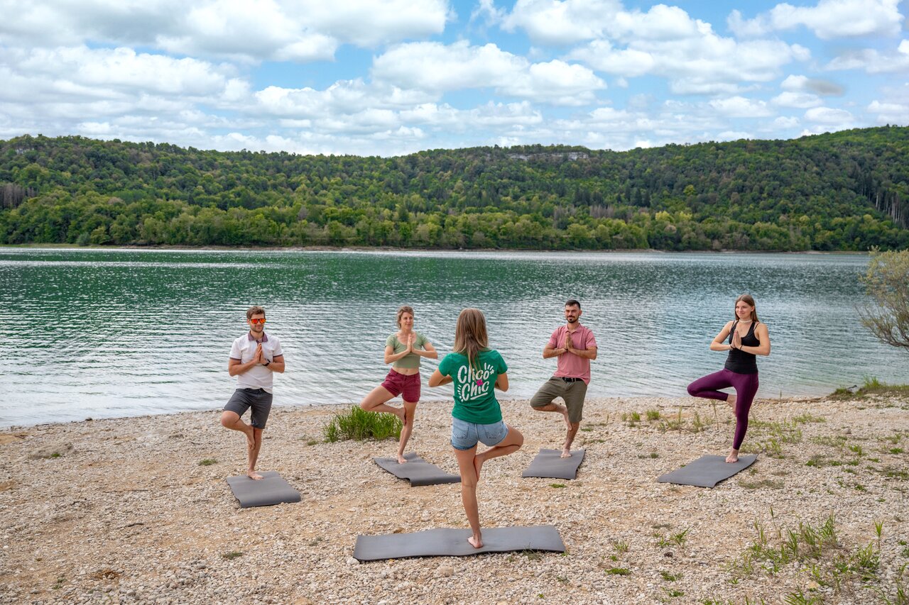 Outdoor yoga at camping CLICOCHIC Trelachaume in Maisod.