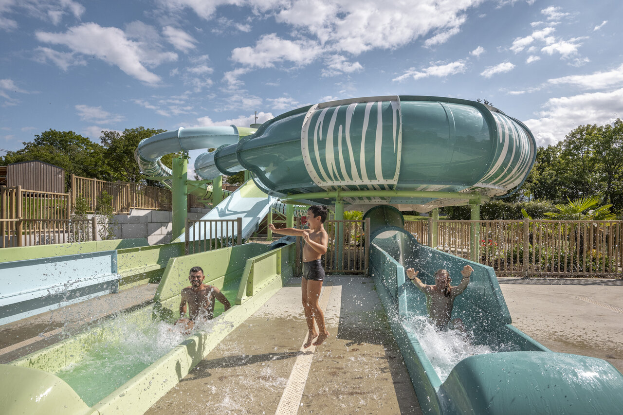 Water slides and water games at CLICOCHIC Trelachaume campsite in Maisod (39).