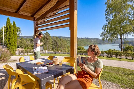 Terras stacaravan met meerzicht op camping CLICOCHIC Trelachaume Maisod (39).