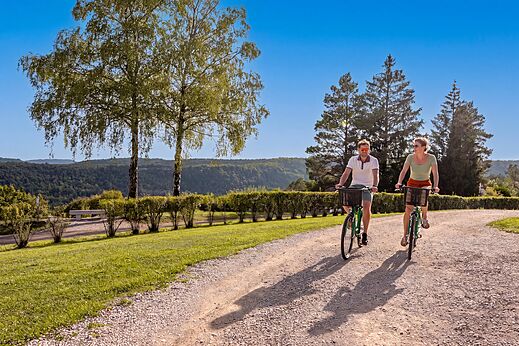 Koppel op de fiets op pad van camping CLICOCHIC Trelachaume in Maisod (39).