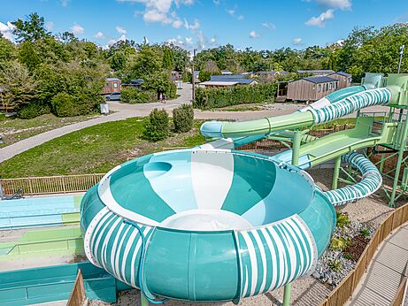 Reusachtige waterglijbanen, bowl, op camping CLICOCHIC Trelachaume Maisod (39).