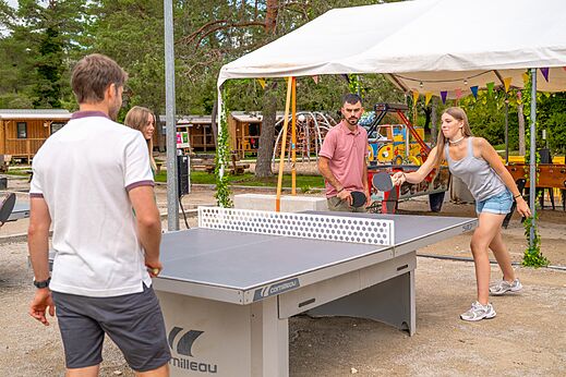 Levendig potje tafeltennis op Cornilleau tafel op camping CLICOCHIC Trelachaume in Maisod (39).