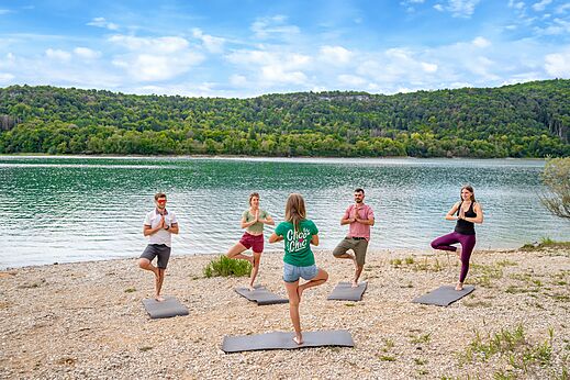 Groeps yogasessie bij het meer op camping CLICOCHIC Trelachaume in Maisod (39).