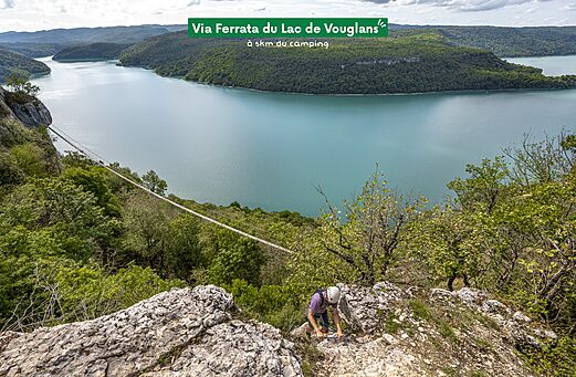 Via Ferrata van het Meer van Vouglans, klimactiviteit nabij camping in Maisod (Jura).