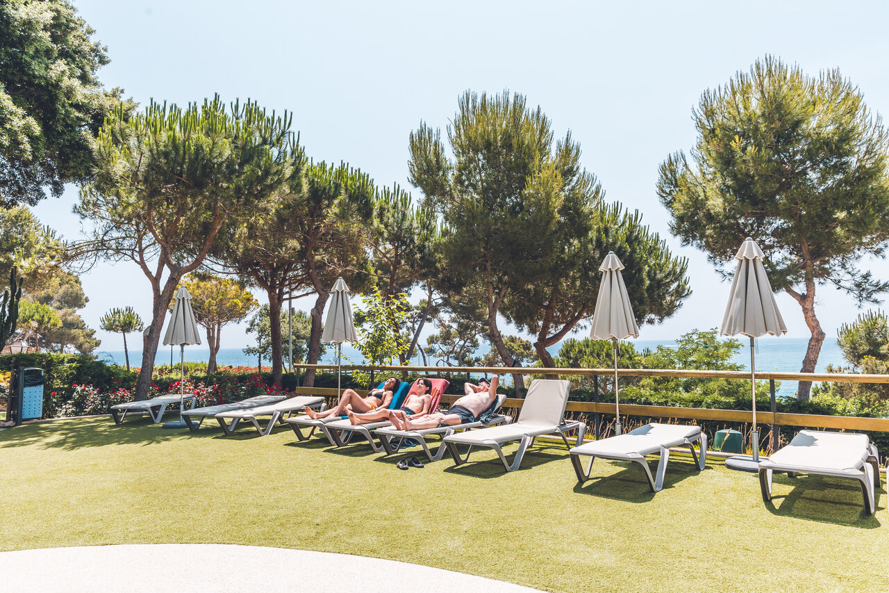 Tumbonas, piscina, mar en el camping CAPFUN Treumal en Platja d'Aro (17).