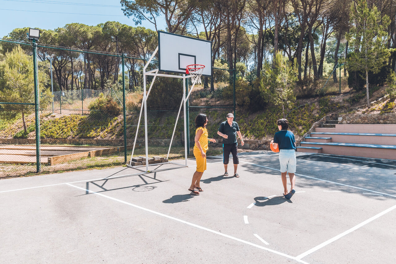 Cancha de baloncesto, familia jugando en el camping CAPFUN Treumal en Platja d'Aro (17).