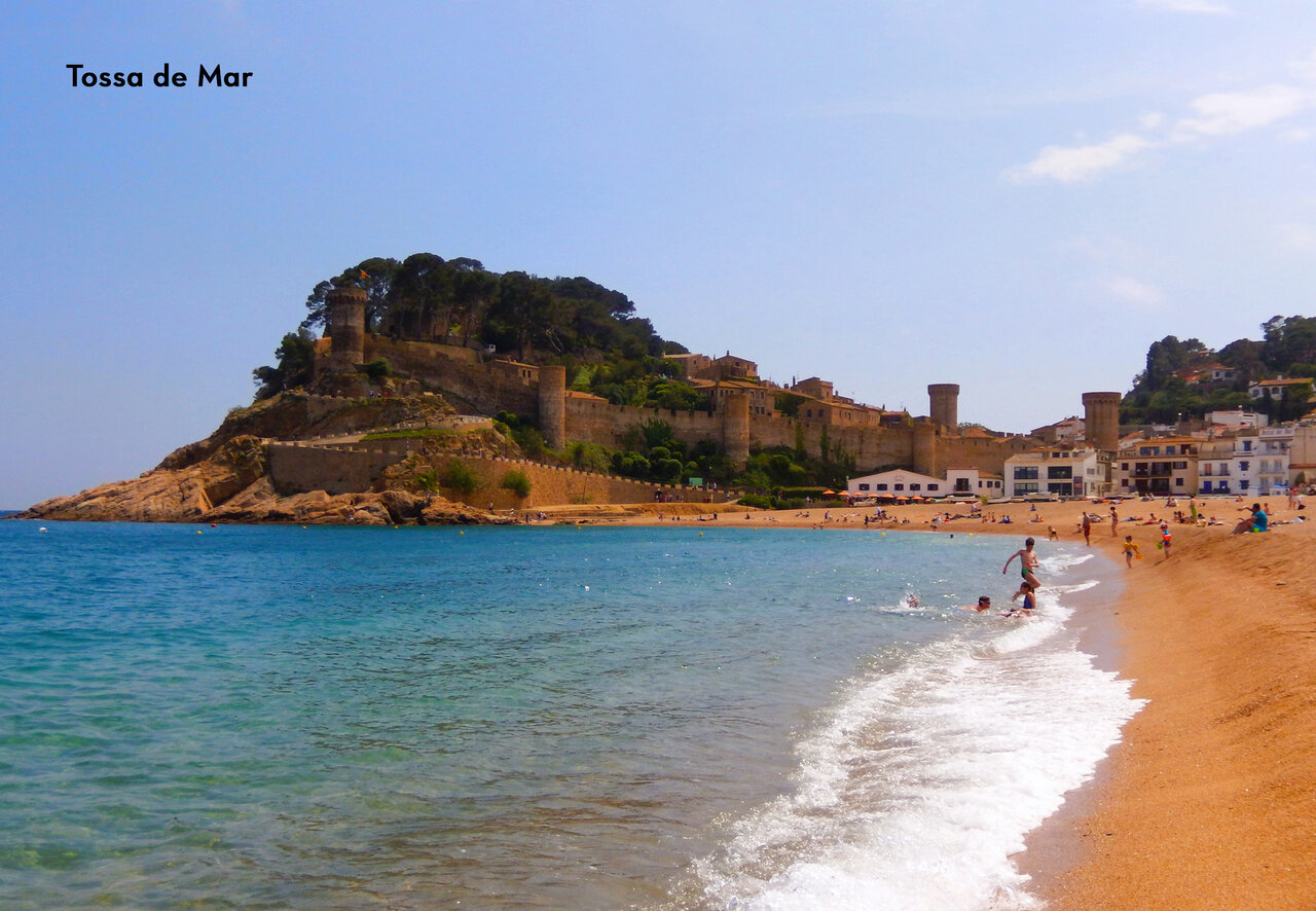 Playa de Tossa de Mar con su casco antiguo fortificado, un lugar para visitar.