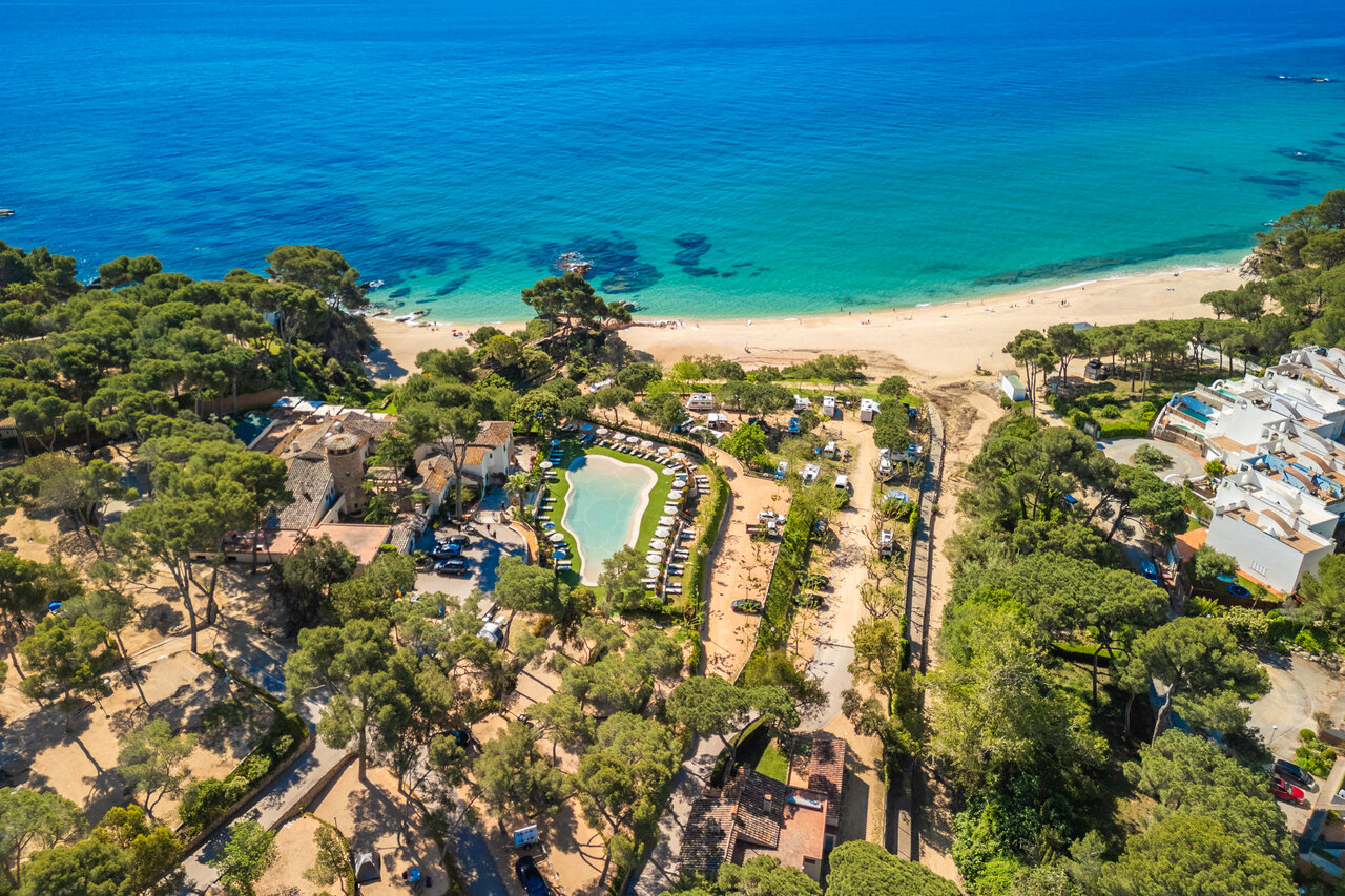 Piscina, playa y naturaleza en el camping CAPFUN Treumal en Platja d'Aro (17).