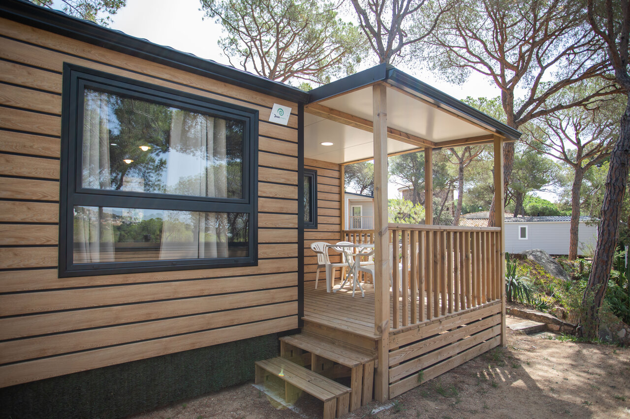 Mobil-home moderno con terraza cubierta en camping CAPFUN Treumal, Platja d'Aro.