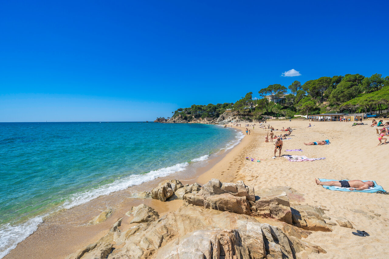 Feiner Sandstrand, t�rkisfarbenes Meer und Felsen auf dem Campingplatz CAPFUN Treumal.