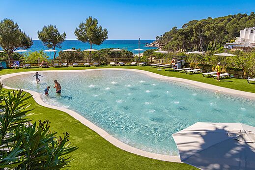 Pool mit Wasserstrahlen auf CAPFUN Treumal, Platja d'Aro (17).