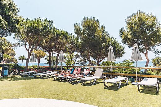 Stühle, Sonnenschirme, Meerblick, CAPFUN Treumal in Platja d'Aro (17).