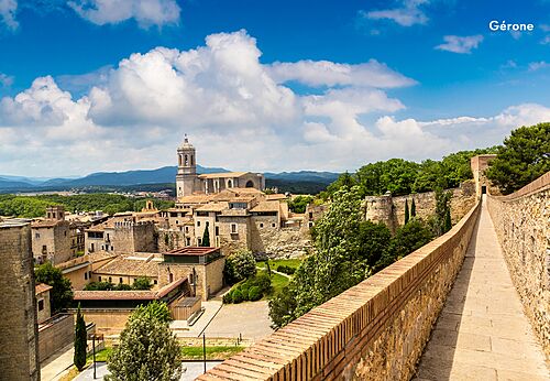 Mittelalterliche Mauern und Kathedrale von Girona, historische Stadt in Katalonien.