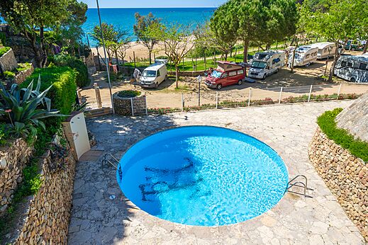 Runder Außenpool, Strand und Meer auf CAPFUN Treumal, Platja d'Aro.