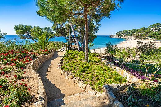 Blumenweg und Strand auf dem Campingplatz CAPFUN Treumal in Platja d'Aro (17).