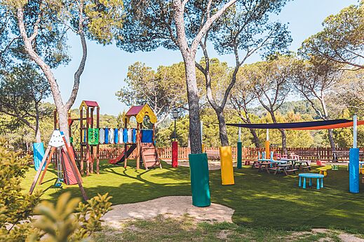 Kinderspielplatz, bunte Strukturen, Rutschen auf CAPFUN Treumal in Platja d'Aro (17).