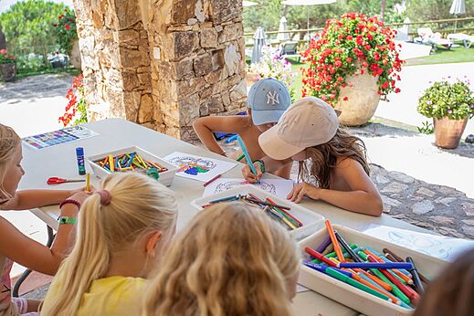 Kinder malen und zeichnen bei einer Animationsaktivität auf dem Campingplatz CAPFUN Treumal in Platja d'Aro (17).