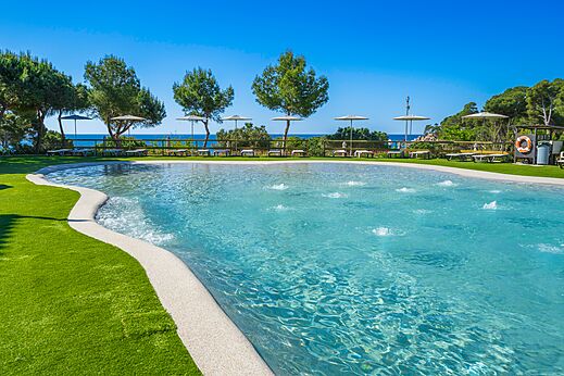 Außenpool, Wasserstrahlen auf Camping CAPFUN Treumal in Platja d'Aro.