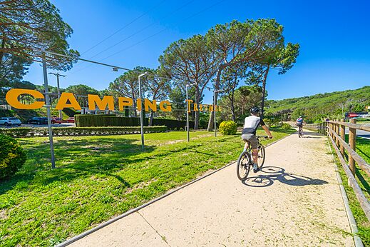 Eingangsschild des Campingplatzes CAPFUN Treumal mit Radfahrern in Platja d'Aro (17)