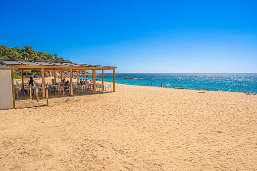 Feiner Sandstrand und Strandbar auf dem Campingplatz CAPFUN Treumal in Platja d'Aro (17).