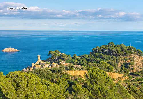 Mittelalterliche Stadt Tossa de Mar, Costa Brava, mit Burg und Meer.