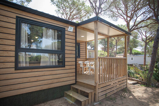 Modernes Mobilheim mit überdachter Terrasse und Möbeln auf dem Campingplatz CAPFUN Treumal in Platja d'Aro (17).