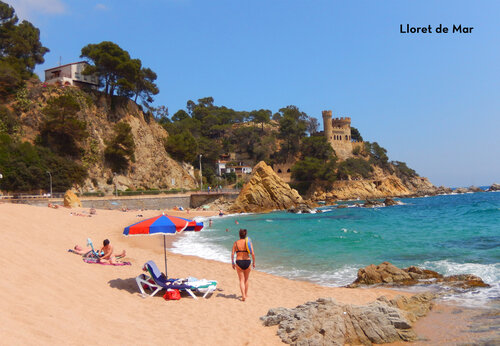Strand von Lloret de Mar und Schloss, touristisches Ziel nahe dem Campingplatz.