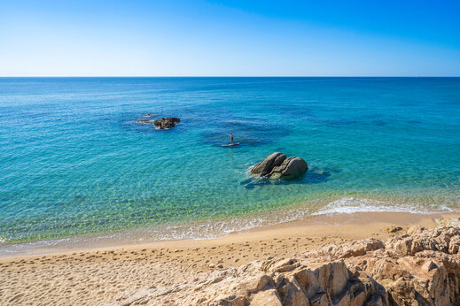 Sandstrand, türkisfarbenes Wasser, Paddleboard am Campingplatz CAPFUN Treumal in Platja d'Aro (17).