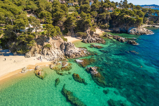 Feiner Sandstrand, türkises Meer, Luftaufnahme im CAPFUN Treumal, Platja d'Aro.