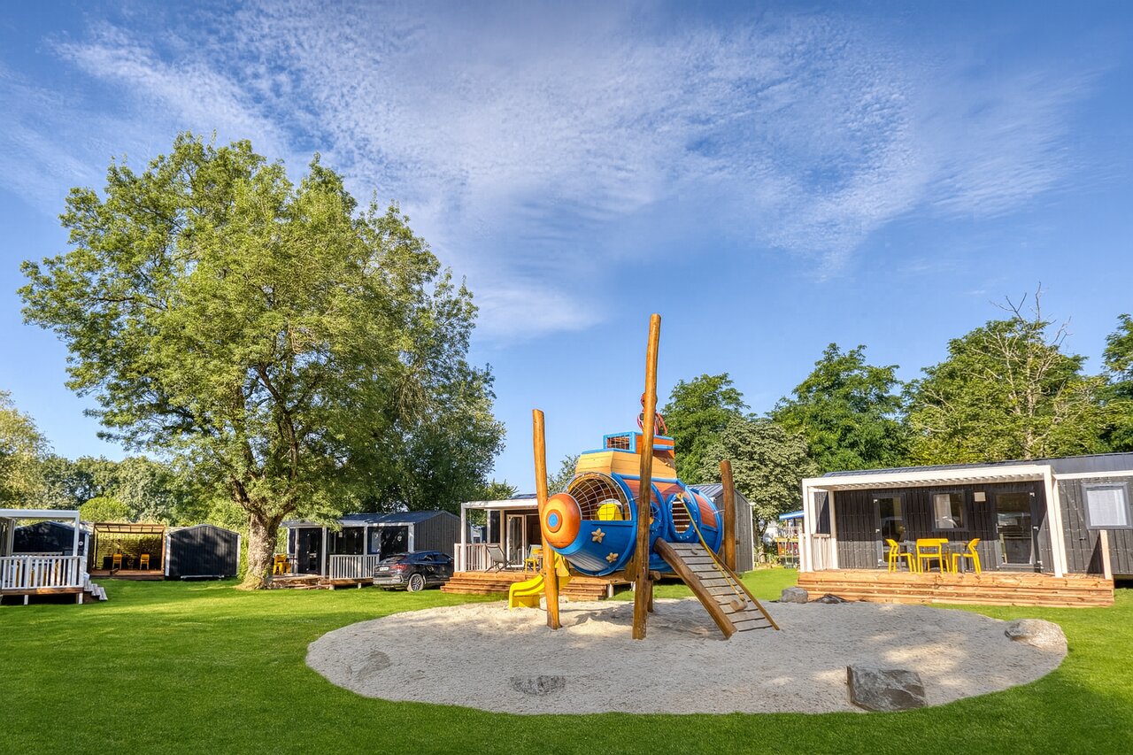 Onderzee�r speeltuin en moderne stacaravans op camping CLICOCHIC Trois Ch�nes in Pornichet (44).