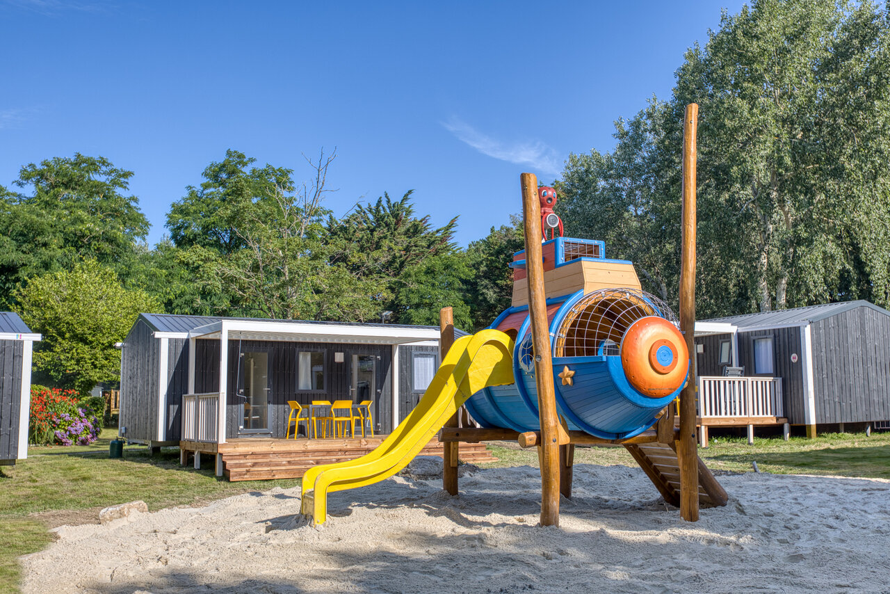 Onderzee�r speeltuin en stacaravans op camping CLICOCHIC Trois Ch�nes in Pornichet (44).