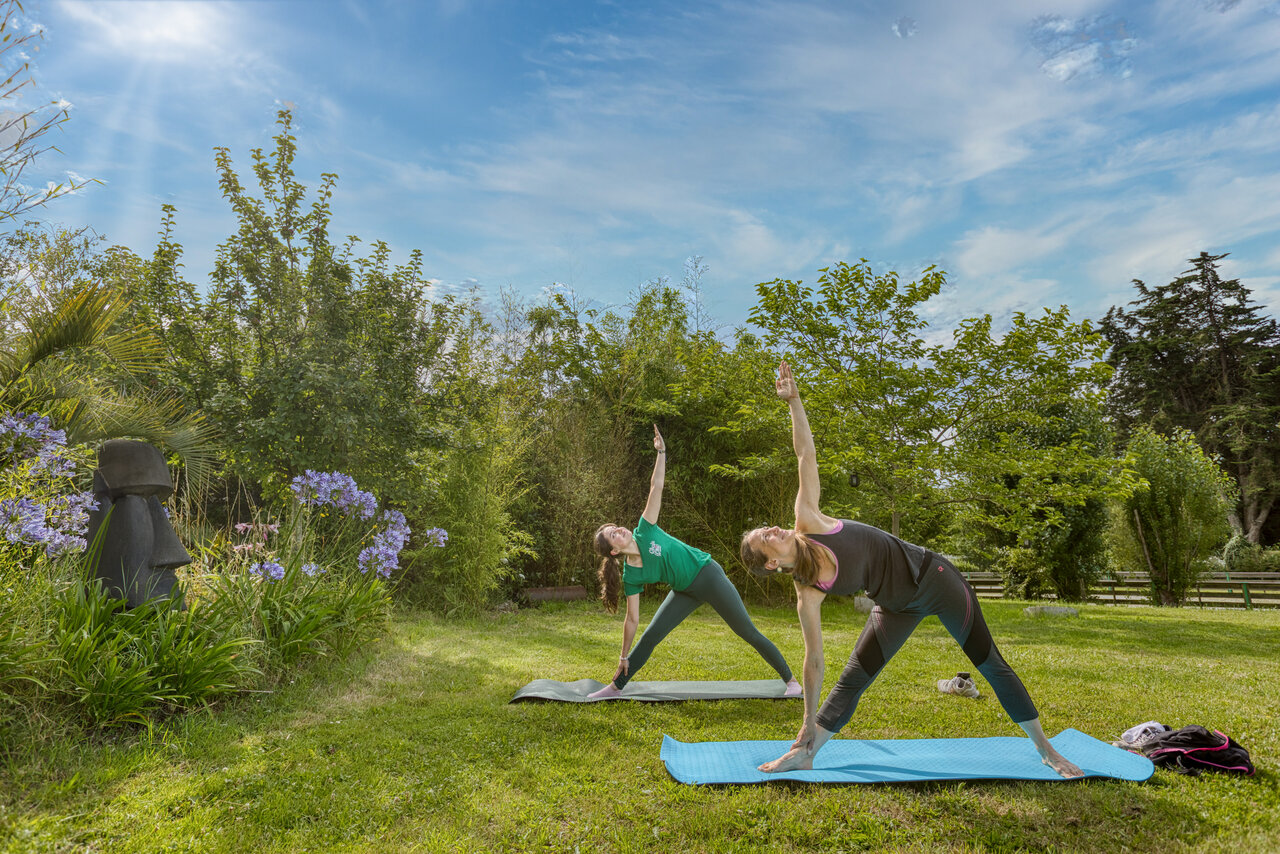 Yoga-activiteit in de buitenlucht op camping CLICOCHIC Trois Ch�nes in Pornichet (44).
