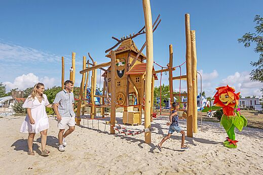 Holzspielplatz, Kinder und Maskottchen auf dem Campingplatz CLICOCHIC Trois Chênes in Pornichet (44).